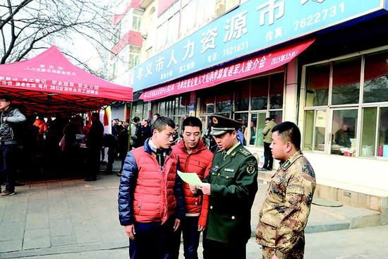 该市积极举办“冬季民营企业人才招聘季”活动.
图为孝义市人武部与劳动就业中心举办的退伍军人就业专场招聘会。(田小虎 摄)