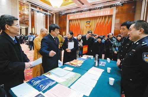 政协委员现场问政本报记者钟清摄