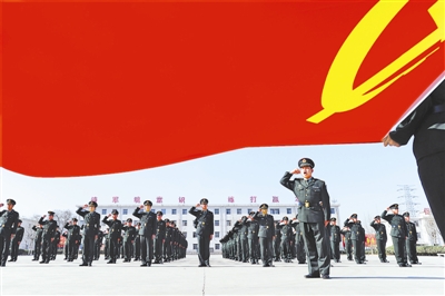 临行前,第27集团军某团官兵面对党旗发出“坚决服从命令”的庄严誓言。郑立洪摄