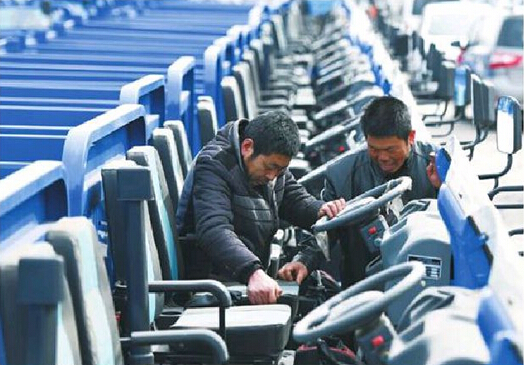 图为:农民在市农机总公司选购农机具