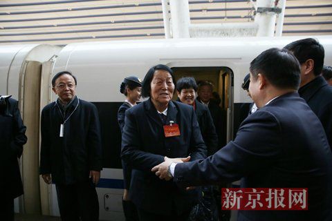 2016年3月2日,上午11时,北京西站,山西团代表申纪兰随团乘坐G92次列车抵京。新京报记者 侯少卿 摄