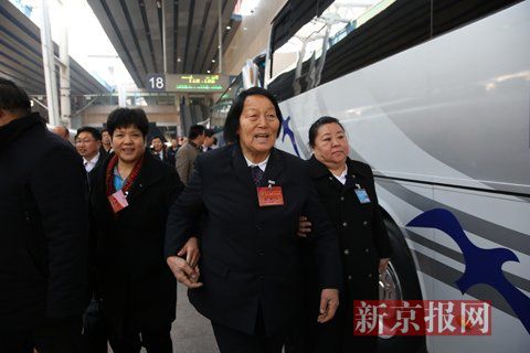 2016年3月2日,上午11时,北京西站,山西团代表申纪兰随团乘坐G92次列车抵京。新京报记者 侯少卿 摄
