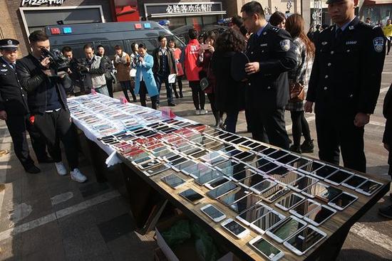 太原警方破获手机扒窃案200余起 追缴手机18