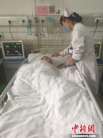 山西八旬老太王某因病入院治疗,然而患者家属在照顾病人一周后便筹钱未归。家属不在的两个多星期,喂饭、翻身甚至大小便都由医护人员处理。 图片由院方提供 摄
