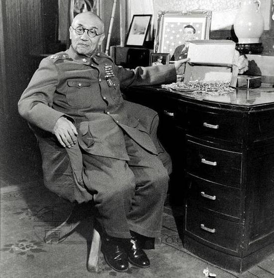 阎锡山曾手拿氰化钾发誓死守太原