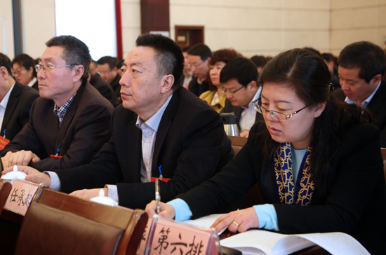 图为:参会人员正在认真做笔记。