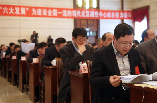 图为:参会人员正在聚精会神听报告。