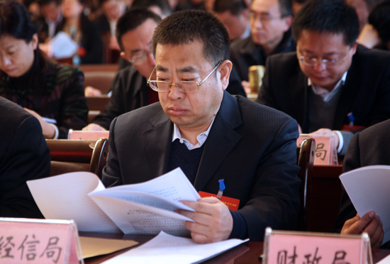图为:会议对2015年度目标责任考核先进单位进行表彰。