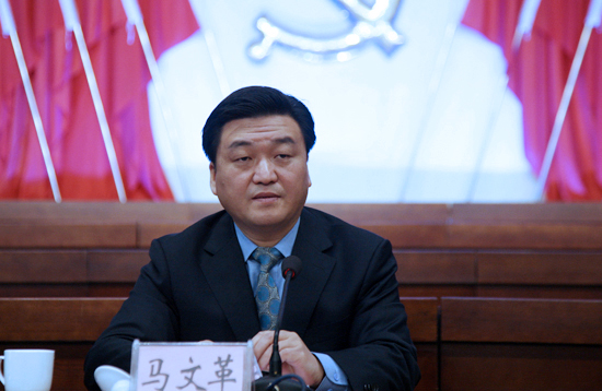 图为:参会人员正在聚精会神听报告。