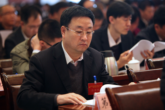 图为:参会人员正在聚精会神听报告。