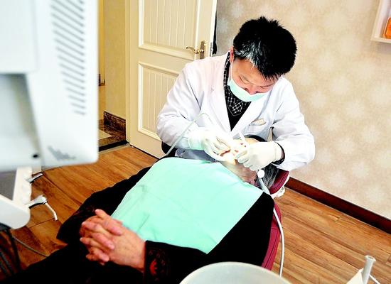 假牙出厂价400元敢卖四五千 老人换假牙被价格