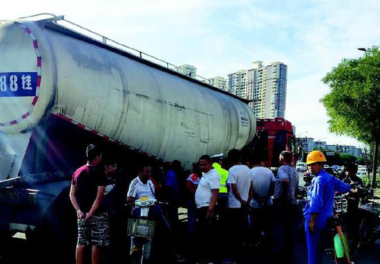 水泥罐车撞上电动自行车后 肇事司机竟然倒地