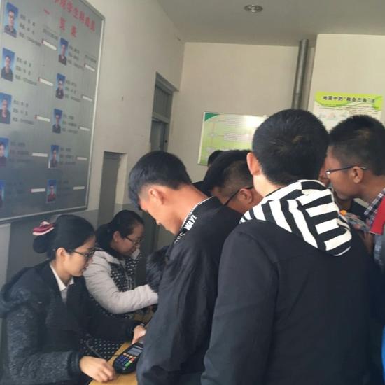 批量开卡进校园 贴心服务暖人心