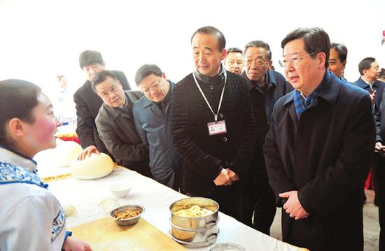2月21日,省长楼阳生在太原市高级技工学校调研,与厨师专业的学生亲切交谈,了解他们的学习生活和就业情况。山西日报 记者 李兆民摄