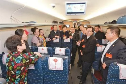 又是一年两会,我省代表会聚京城,思想在激荡中凝聚成智慧的力量,怀着实干兴邦的信念追逐中国梦。图为3月2日,赶赴北京参加两会的我省部分全国人大代表围拢到一起,在本届全国人大代表任期内最后一次全体会议即将召开之际,大伙回顾这几年来的履职故事,畅谈今年的新思路和新追求。山西日报记者李联军摄