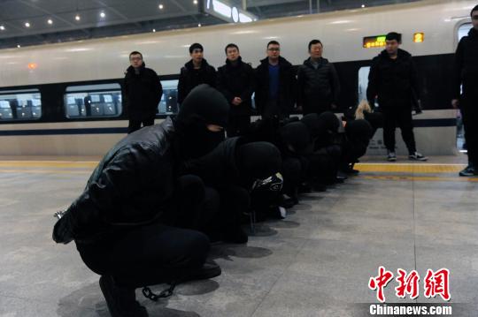 警方押解犯罪嫌疑人回晋现场图。警方供图 摄