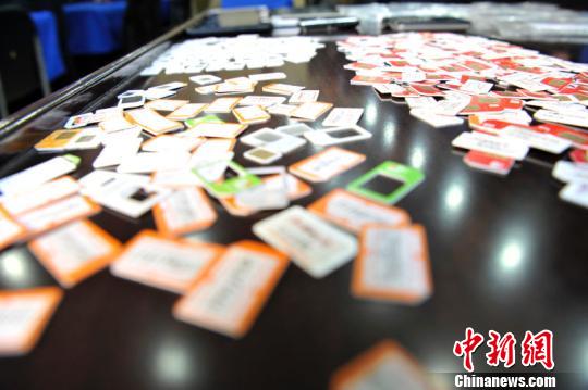 警方展示的部分作案工具。警方供图 摄