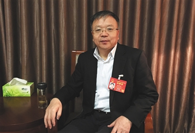 岳普煜,全国人大代表、临汾市委书记。3月7日,岳普煜在驻地接受新京报专访时表示,环保始终摆在第一位。要想经济发展,环境就得有保证。新京报记者 谷岳飞 摄