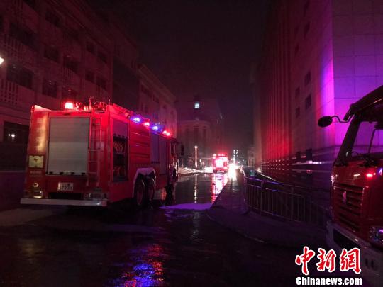 中北大学一实验室18日晚发生火灾,消防人员一小时将火扑灭。 胡健 摄