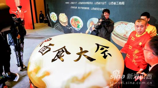 吉尼斯世界纪录保持者王张龙师傅携世界最大的面气球登场亮相