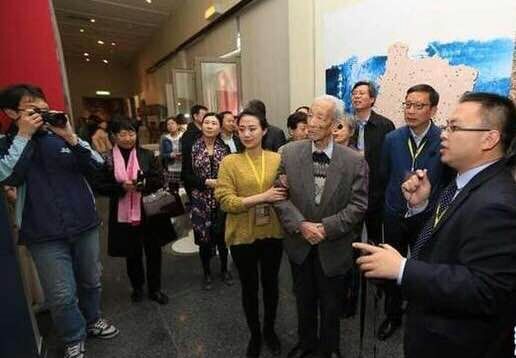 中国文物界泰斗、中国文物学会名誉会长、96岁高龄的谢辰生谢老现场观展 (图:李强)
