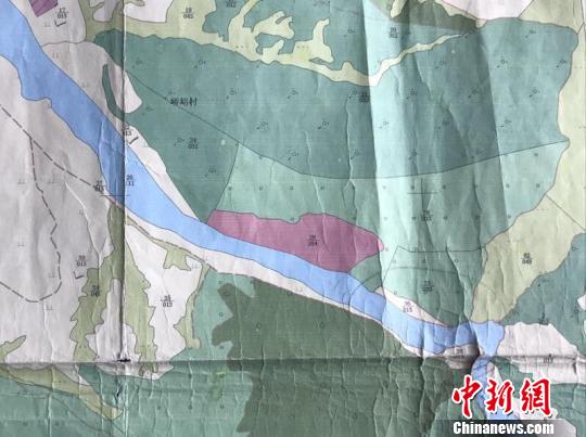 在五寨县国土资源局第二次全国土地调查土地利用图上看到,石料厂作为建设用地紧挨着蓝色河道,河道旁还有耕地。 胡健 摄