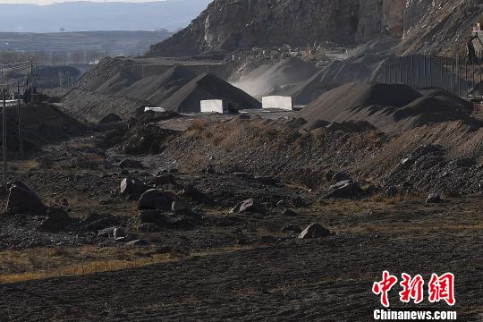 河道中央堆积如山的石料。 武俊杰 摄