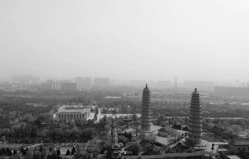 4日上午,太原双塔寺笼罩在一片沙尘中。 本报记者 寇宁 摄