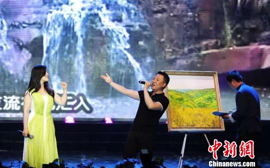 演唱与作画结合的别样艺术表现风格。 李虎威 摄