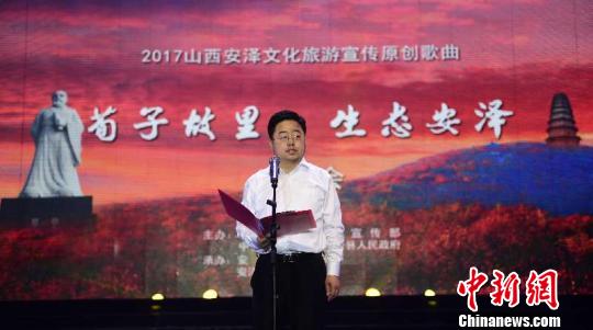 安泽县委书记李强推介安泽。 李虎威 摄