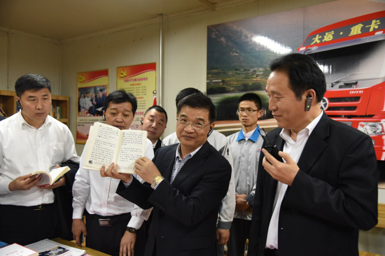 图为中国银行山西省分行党委委员、纪委书记刘劲学习大运集团党员学习心得