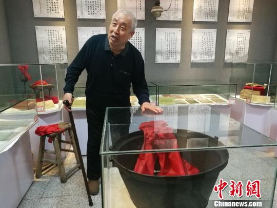山西76岁的红色收藏家王艾甫23日将自己建立的辽县抗日战争纪念馆赠送给山西省晋中市左权县委、县政府。图为八路军留下的行军锅。 李娜 摄