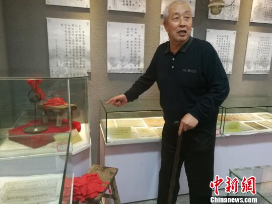 山西76岁的红色收藏家王艾甫23日将自己建立的辽县抗日战争纪念馆赠送给山西省晋中市左权县委、县政府。图为赵树理写作时坐过的板凳。 李娜 摄