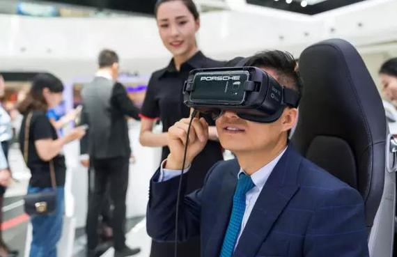 通过 VR 眼镜跟随刘涛参观德国保时捷工厂