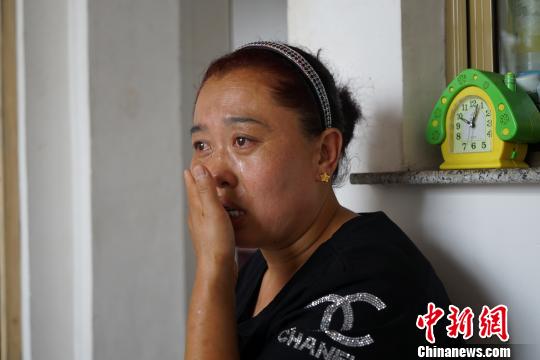 “之前我们一直带着女儿到处看病,很少关心儿子,心里也还指望将来我们离开以后,把妹妹托付给哥哥呢。”说至此,王芳芳抹起了眼泪。 范丽芳 摄