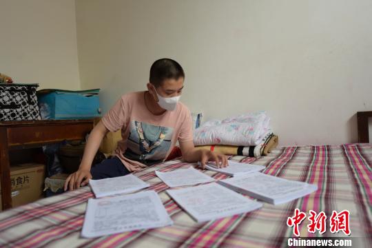 2016年3月,长期住校的张峰基突然喉咙疼、脖颈肿胀,向学校请假后,王芳芳带着他去洪洞县的医院检查,当地建议转至大医院。张峰基被确诊为急性髓系白血病,需住院化疗。 范丽芳 摄