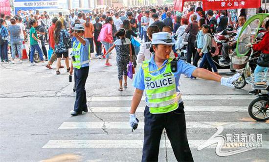 执勤交警为考生开辟“绿色通道”