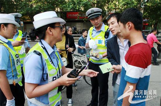 交警为考生提供帮助