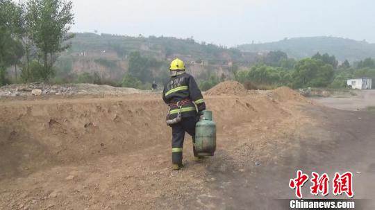 战斗班长杨志伟毫不犹豫地拎出一具气罐,随后又将另一具气罐拎出。战斗员陈毅接过两具气罐后,一手拎起一具奋力跑向路外的空旷地带,将其分开放置并自然泄压。消防供图