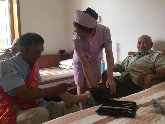 太原残疾修脚师陈勇党建日为老党员服务