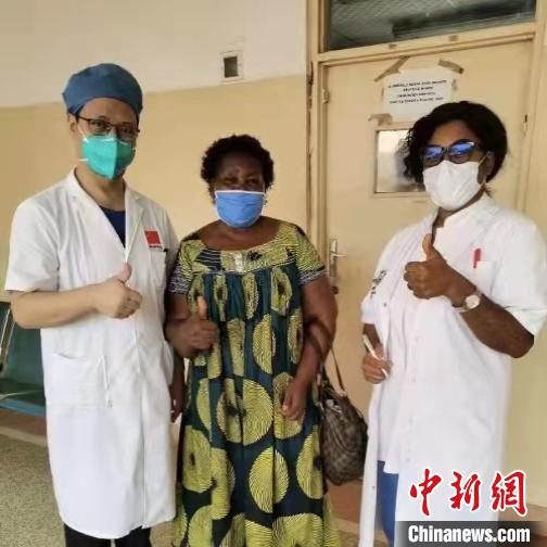 山西援非医疗队员王海涛利用有限的医疗器械,创新手术方式,为患者进行二期手术,成功植入人工晶状体,帮助患者重见光明。 中国(山西)援喀医疗队供图 摄
