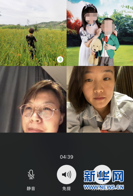 20点,同组成员都吃完饭后,李华需要和她们开会。由于是单间隔离,她们只能通过视频的方式,沟通今天的情况以及第二天的注意事项。(受访者供图)新华网 发