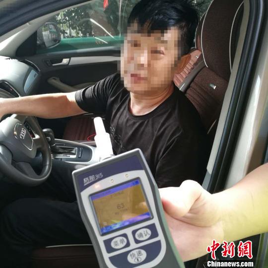 虽然喝的是果啤,但因喝得多,当事人闫某的体内酒精含量系酒驾认定标准的3倍。 费国强 摄