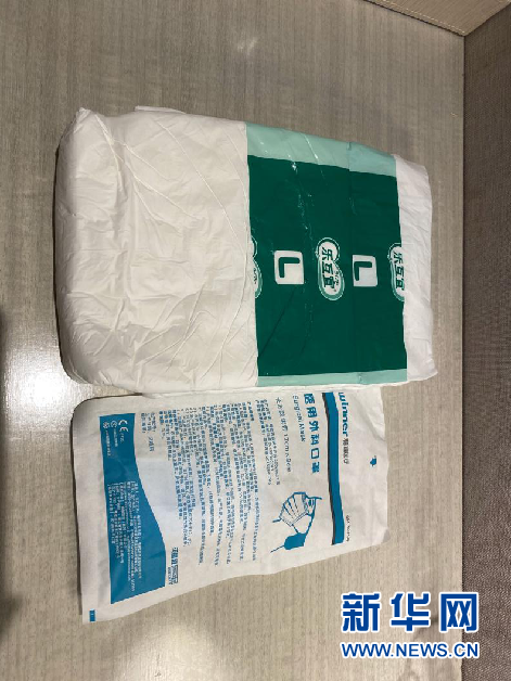 22点,收拾好第二天需要的口罩和纸尿裤,和家人报完平安,李华稍稍松了一口气。(受访者供图)新华网 发