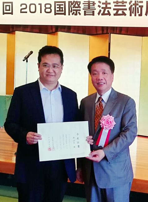 刘洪生教授(左)与中国驻日大使馆文化参赞陈诤合照