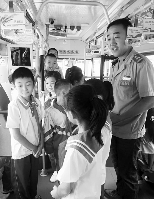 公交人在车上现场为小学生们?#27493;?