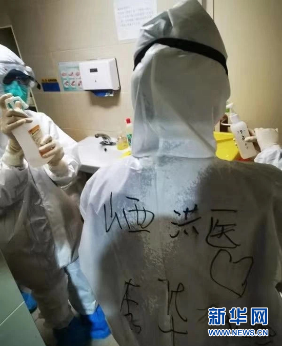 “我能感到汗从背上流下来,特别痒,但是只能忍着。”由于防护服不透气,闷到13点交接工作时,李华的衣服已经全部湿透。(受访者供图)新华网 发