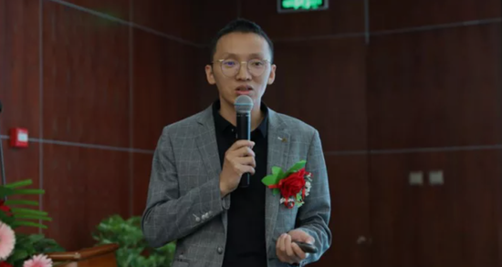 新中源陶瓷营销总经理陈勤显作专题演讲