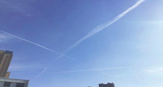 省城太原的天空,飞机飞过的痕迹清晰可见。 (资料图片)