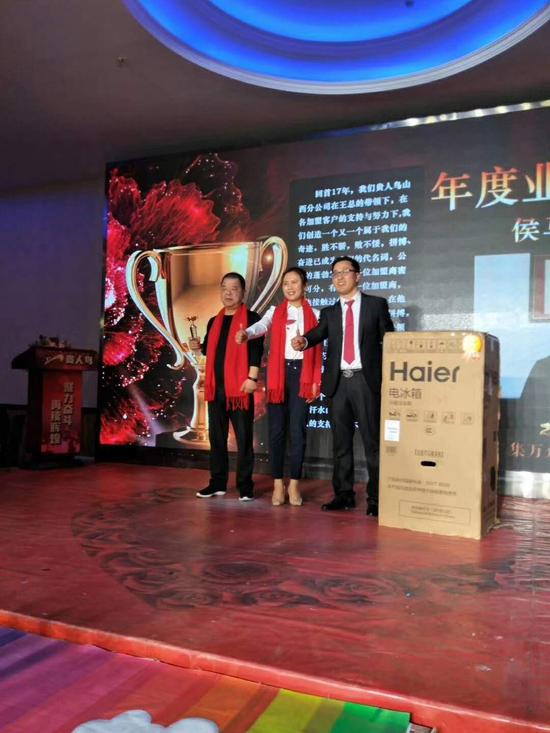 王厚宏总经理和优秀经销商在一起